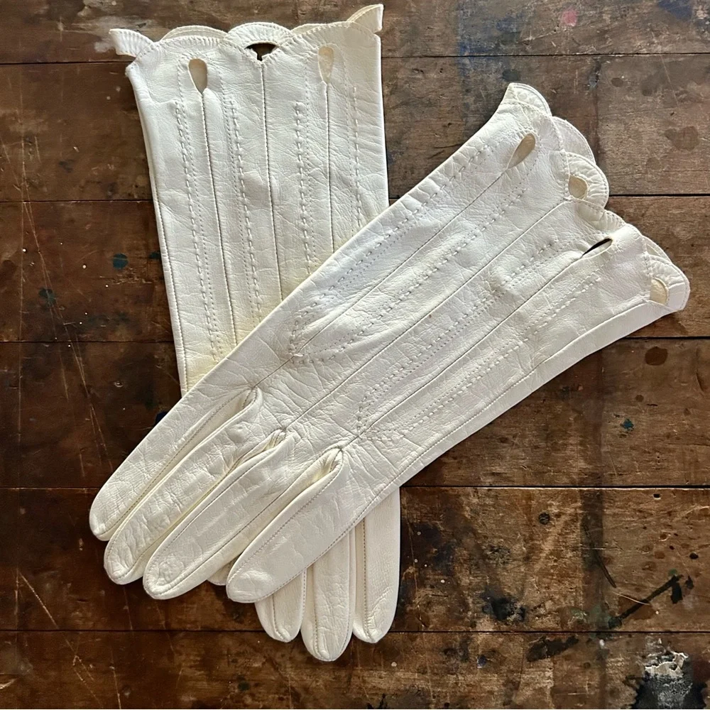Valentino Garavani Cream Scalloped Leather Gloves